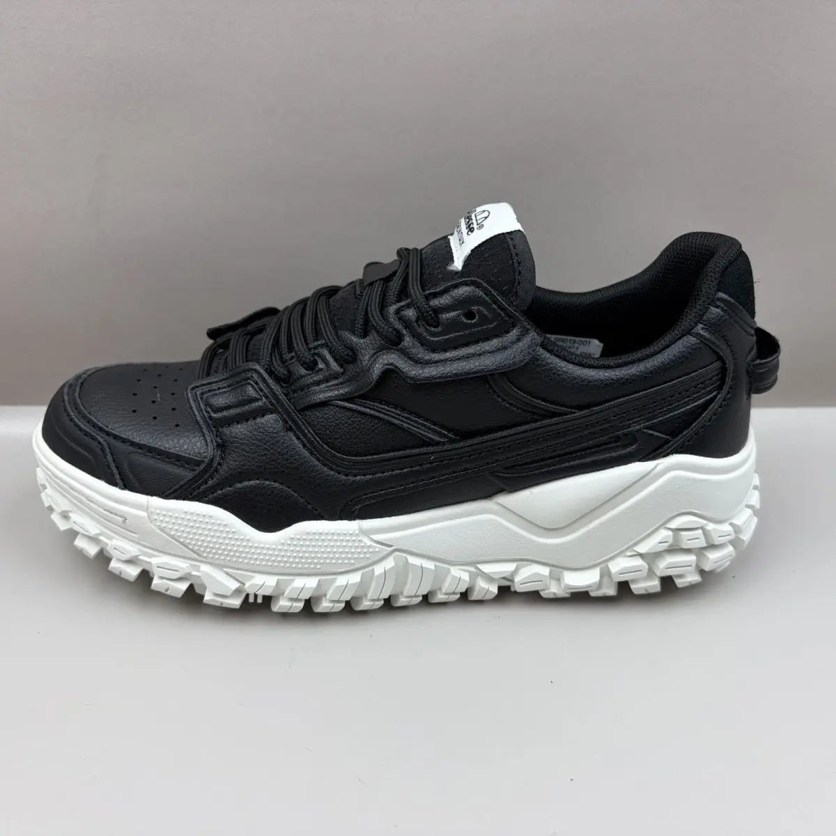 2026 Retro Tech White Sneakers - Chunky Sole, Non-Slip Couple Casual Skate Shoes for Men & Women